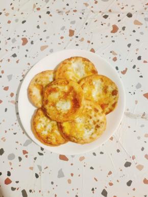 鸡蛋我是用烤箱烤的！(汉堡模具喷适量的油，打入鸡蛋，把蛋黄戳散，再在表面喷适量的油，烤箱180度烤15分钟左右就可以了两面金黄，而且形状好看！)