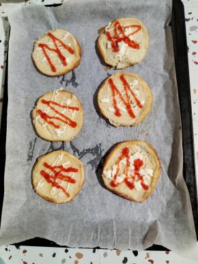 汉堡胚平铺在烤盘里，挤上适量的番茄酱和沙拉酱！