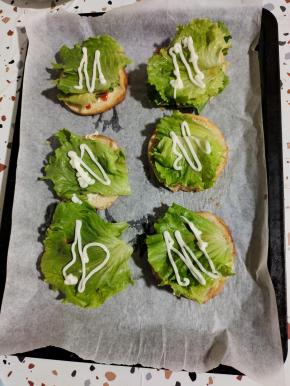 放一片清洗干净的生菜，挤上适量的沙拉酱！