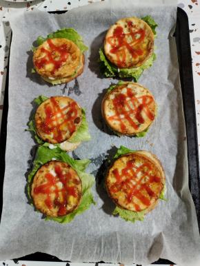 放上烤好的鸡蛋，挤适量的番茄酱！