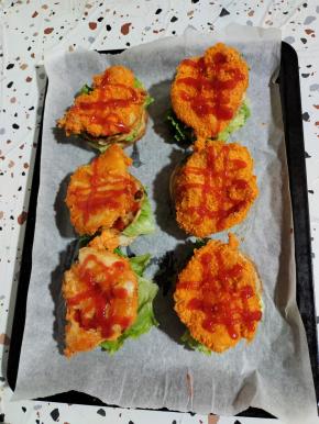 再放入烤好的鸡排，挤上适量的番茄酱！