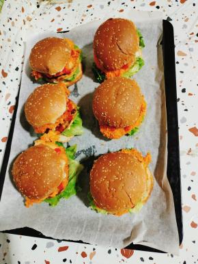 把汉堡胚盖上，一个超大鸡排汉堡就做好了！