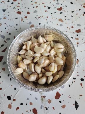 把处理好的蒜瓣放在锡纸盘里！