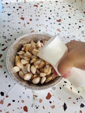 用喷壶喷适量的油！