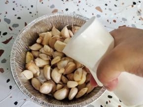 用喷壶喷适量的油！