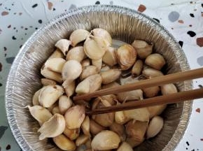 用筷子翻拌均匀！