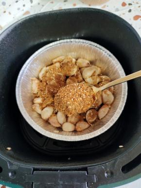 放入两大勺烧烤料！