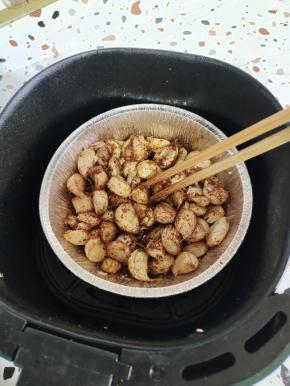 用筷子翻拌均匀！如果蒜瓣太干巴，可以再喷适量的油，再翻拌！