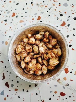 烧烤味的烤蒜瓣就做好了！下酒，佐餐都特别棒！