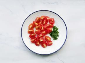 番茄切小块，葱切葱花。