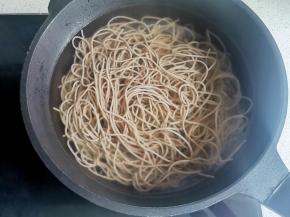 锅内烧开水加入荞麦面煮熟捞出泡凉水中备用，
