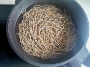 锅内烧开水加入荞麦面煮熟捞出泡凉水中备用，