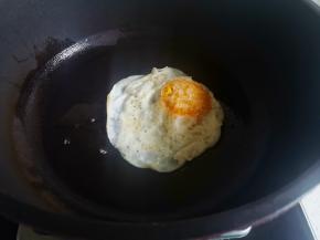 鸡蛋煎熟盛出。