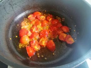 另起锅热油，加入番茄炒出汁，