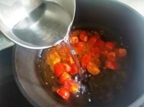 加入两大碗水煮开，