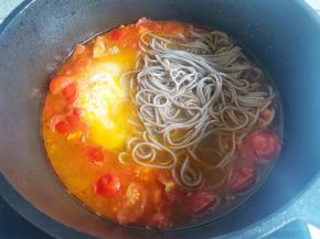 加入鸡蛋和面条，