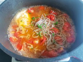 加一勺盐，撒葱花，