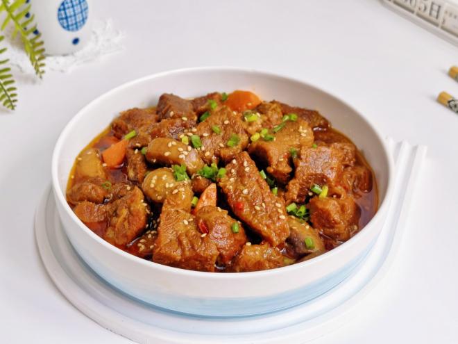红烧牛腩焖口蘑