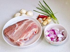 准备食材，牛腩泡冷水。