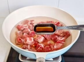 冷水下锅+料酒烧开，煮3分钟。