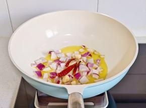 起油锅+葱姜蒜干辣椒+洋葱煸炒。