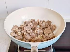 倒入牛腩翻遍。