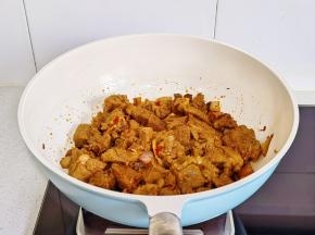 小火翻炒2分钟。