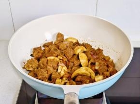 加入口蘑翻遍均匀。