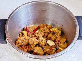 倒入高压锅中。