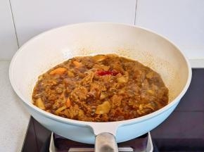 倒炒锅中收汁。