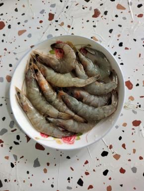 基围虾去掉虾线，清洗干净，控干水分备用！