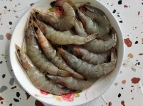基围虾去掉虾线，清洗干净，控干水分备用！