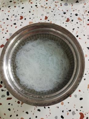 龙口粉丝提前泡软备用！