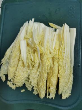 娃娃菜清洗干净，切成长条备用！