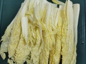 娃娃菜清洗干净，切成长条备用！
