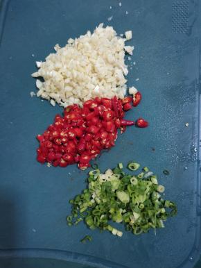 蒜瓣切成蒜末，小米辣切碎，葱切成葱花备用！