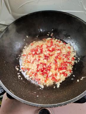起锅烧油放入蒜末和小米辣炒出香味儿！