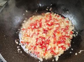 起锅烧油放入蒜末和小米辣炒出香味儿！