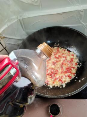 放入一大勺生抽！