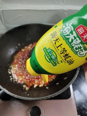 放入一大勺蚝油！