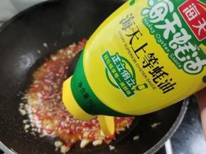 放入一大勺蚝油！