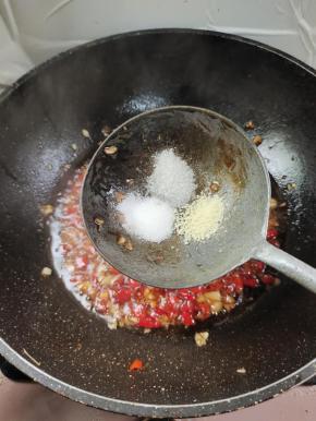 再放入适量的盐，糖，鸡精调味！
