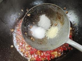 再放入适量的盐，糖，鸡精调味！