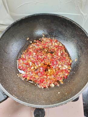 炒好的蒜蓉辣酱放在一旁备用！