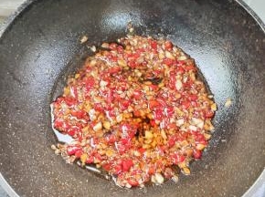 炒好的蒜蓉辣酱放在一旁备用！