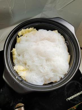 砂锅加热，放入娃娃菜和泡发好的粉丝垫底！