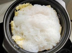 砂锅加热，放入娃娃菜和泡发好的粉丝垫底！