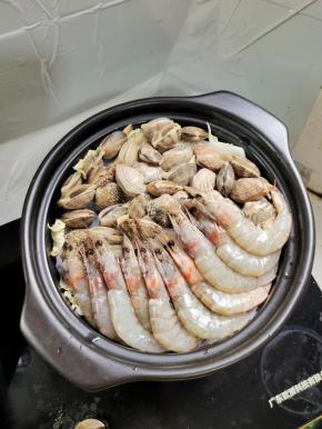 再把处理好的花甲和基围虾摆放在砂锅里！