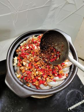 把炒好的蒜蓉辣酱均匀的铺在上面！