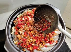 把炒好的蒜蓉辣酱均匀的铺在上面！